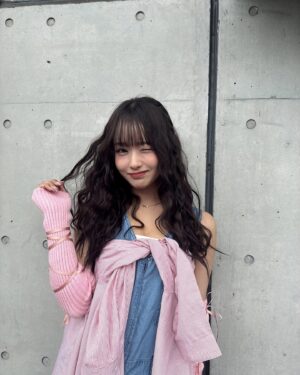 Ririka Moriwaki Instagram - シンデレラフェス2024 〜さいたまスーパーアリーナ〜
ありがとうございました🙂‍↕️🩷

EDWIN【@edwin.indonesia 】ステージ👥✨！

会いにきてくださった方々ありがとうございました！
作ってくれたパネルもいっぱい見えて嬉しかった〜♡！

ピンクにデニムを合わせた衣装で、とってもかわいかった、、💓
髪はワッフルヘアにしていただき、初めてのヘアスタイルで新鮮でした😖💓

今年も出演させていただけて、とても嬉しかったです！
ありがとうございました！
@momona_kohama ちゃん！お疲れ様でした👑🎀🩷