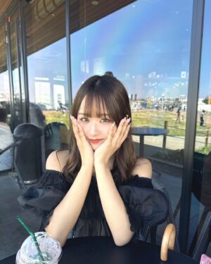Ririka Moriwaki Instagram - スタバのフラペチーノは絶対生クリーム増量します🙂‍↕️🩷
.
.
.
.
.
.
.
今月も @unelimit_official で @unelimit_kurumi さんにハーブピーリングしてもらいました🌱💚
結構定期的にニキビもできてたんやけどそれも無くなってストレスフリー🥺🩷
ニキビ跡とかニキビ気になってる人とかすごいいいみたいです！🚹も🙆‍♂️だって！🙆‍♂️🙆‍♂️

最近 @kinujo.jp のドライヤー使い出したの！！、
めちゃ軽いのに風力強くて流行ってるの納得〜！
ほんっまにコンパクトやからどこでも持ち運べる気がする、、🚗💓りりはかっこいい黒にしたよ〜！
みんなも一緒に髪ケアしようね〜！🖐️🩷🩷🩷

#unelimit #絹女 #kinujo  #ドライヤー　#pr