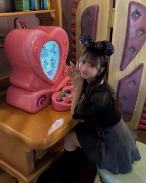 Ririka Moriwaki Instagram - ディズニーの写真いっぱいある〜🐭🤍
ミニーちゃんのお部屋かわいかった💓👙

#トゥーンタウン