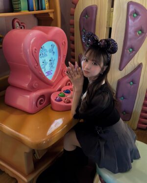 Ririka Moriwaki Instagram - ディズニーの写真いっぱいある〜🐭🤍
ミニーちゃんのお部屋かわいかった💓👙

#トゥーンタウン