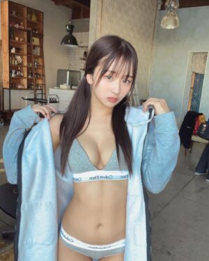 Ririka Moriwaki Instagram - 改めてお知らせ👀🤍
12.18日から発売の週刊プレイボーイさんにまた掲載させてもらっています嬉しい〜！
なんと今回は8ページも！🫣💓
買ったよ報告ありがとうございます😖
まだ買ってない方はコンビニとかでゲットしてねー！

デジタル写真集もあるのでそちらもぜひ😎😎
水着の撮影ってメイク薄いから恥ずかしい笑