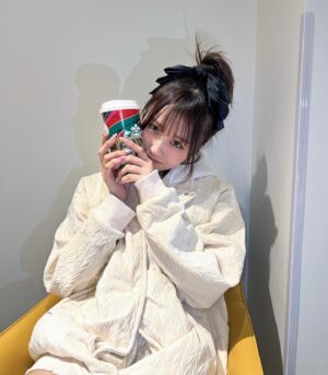 Ririka Moriwaki Instagram - ままいっぱい写真撮ってくれるからいろんな顔してる笑笑
@roial_intl さんのお洋服ほんーまにかわいくてだいすき♡‼︎‼︎これ服繋がってるの！！♡
.
.
.
.
.
.
.
リリのまつ毛のかわいいは先月も今月 @mosteyes_shibuya で　@ri__k07n さんにしてもらった〜！まつ毛美容液でまつ毛も育ててます！【 @theshop_beauty_official 】
いつもありがとうございます🎀💓
.
.
最近お肌褒められることめちゃくちゃ多くなったんやけど、 @unelimit_maika さんのおかげなの〜😖💞
今月乳酸菌ピーリングしたんだけど乾燥肌の私には最高だった😮‍💨ありがとうございました！

#cococil #まつ毛美容液 #まつ毛ケア #pr