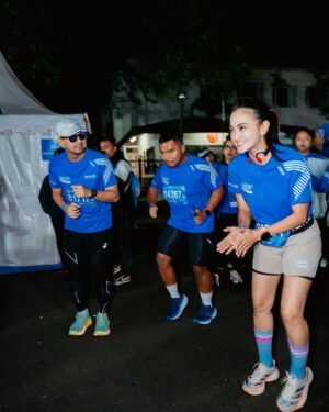 Ririn Ekawati Instagram - Ohhh Ibs bolehkan aku minum dulu? 😆
setelah Finish , masih ga nyangka untuk aku yg newbie ini bisa ikutan #pocarisweetrun2024 
jujur ya ga mudah,  tapi kubersyukur sekali bisa merasakan pengalaman pertama ikutan race lari dengan hati yg gembira, tubuh aman terjaga. 

terimakasih suamiku tersayang dukungannya dan  sudah menyebarkan virus sehat untuk berlari dengan prosesku tanpa paksaan.. karna itu ku mengasihimu @ibnujamilo 🤍 selamat juga untuk Pb nya .
kmu keceh 🤙🏻
udah paling bener kita lari sendiri sendiri, kmu tunggu aku di garis finish aja ya 🥰

kesayanganku @riniyulianti @michael.andrew.ha @indratriyudha kalian keren! yeayyy bisa barengan ❤️

percaya setiap orang punya proses yang tak sama tapi punya tujuan yang sama yaitu garis finish dengan waktu dan pengalaman yang berbeda. respect 🙌🏻

@pocariid @pocarisportid Terimakasih untuk Virgin 21K yang menyenangkan, tak terlupankan! 
@fukazawa_wina @gadingsantoso_ @rickyjefta 💙

captured @armanfebryan Thank youuuu 🙌🏻