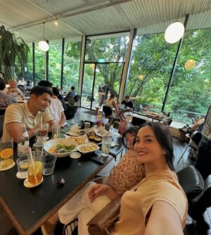 Ririn Ekawati Instagram - Kadang bagus, kadang kaya abu abu magrib.. semacam di photo 1 dan ke 2 hahahaha 
thats Life … Semua di Terima dan Di syukuri. 
Karna yang Beruntung bukan punya segalanya, tapi bisa Mensyukuri ke-apa-adanya kita ❤️
Alhamdulillah 🙏🏻
•
#grateful #MasyaAllah