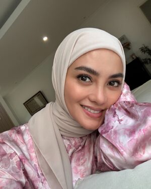 Ririn Ekawati Instagram - Assalamualaikum ☺️
di minta bu yaya posting dan harus sesuai urutanya. 
katanya photo ke 3 dan ke 4 matanya sama 😆🥰

selamat hari selasa
semangat terus ya… 
manusia tak pernah tau di mana letak rezekinya, 
tapi rezeki tak pernah salah di mana letak pemiliknya 👌🏻