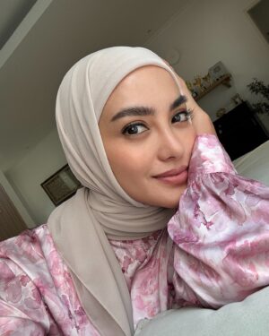 Ririn Ekawati Instagram - Assalamualaikum ☺️
di minta bu yaya posting dan harus sesuai urutanya. 
katanya photo ke 3 dan ke 4 matanya sama 😆🥰

selamat hari selasa
semangat terus ya… 
manusia tak pernah tau di mana letak rezekinya, 
tapi rezeki tak pernah salah di mana letak pemiliknya 👌🏻