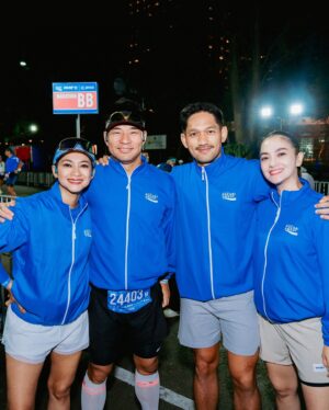 Ririn Ekawati Instagram - Ohhh Ibs bolehkan aku minum dulu? 😆
setelah Finish , masih ga nyangka untuk aku yg newbie ini bisa ikutan #pocarisweetrun2024 
jujur ya ga mudah,  tapi kubersyukur sekali bisa merasakan pengalaman pertama ikutan race lari dengan hati yg gembira, tubuh aman terjaga. 

terimakasih suamiku tersayang dukungannya dan  sudah menyebarkan virus sehat untuk berlari dengan prosesku tanpa paksaan.. karna itu ku mengasihimu @ibnujamilo 🤍 selamat juga untuk Pb nya .
kmu keceh 🤙🏻
udah paling bener kita lari sendiri sendiri, kmu tunggu aku di garis finish aja ya 🥰

kesayanganku @riniyulianti @michael.andrew.ha @indratriyudha kalian keren! yeayyy bisa barengan ❤️

percaya setiap orang punya proses yang tak sama tapi punya tujuan yang sama yaitu garis finish dengan waktu dan pengalaman yang berbeda. respect 🙌🏻

@pocariid @pocarisportid Terimakasih untuk Virgin 21K yang menyenangkan, tak terlupankan! 
@fukazawa_wina @gadingsantoso_ @rickyjefta 💙

captured @armanfebryan Thank youuuu 🙌🏻