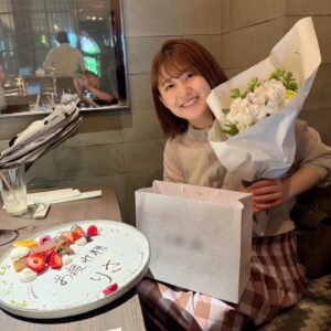 Risa Ozaki Instagram - 皆様、励ましのメッセージなど、
本当にありがとうございます。

会社を離れるご連絡をしたら、時間を作って会ってくれた方々がいたので、有難い記念として残しておきたいと思います。（完全に思い出アルバムです笑）

ZIP！担当時に「朝会」として仲良くして頂いていた、フジテレビの三宅さん、永島さん（＆ベビちゃん）、尊敬する桝さん。
そして、同じ大学の後輩・テレビ東京で活躍中の片渕茜ちゃん。局の垣根を超えての絆に感謝です🤝

また、笑点でペアを組ませて頂き、ずっとお世話になっている『東京のお父さん』、林家たい平師匠、
バゲットにも出演して下さり、大好きなコナンの主題歌も担当された美しい宇徳敬子さん。
お2人の励ましの歌声、耳に焼き付けました！！

そして、いつも寄り添ってくれる、底なしに優しくて偉大な先輩・水トさん。
可愛くてしっかり者の後輩、石川みなみちゃん、杉原凜ちゃん👧仕事前後に、忙しい中時間を作ってくれました。
東京に友達のいなかった上京してすぐの自分に、こんなに素敵な仲間ができるよ、と教えてあげたい…！！

改めて、東京に来て出会った皆様に、
沢山助けてもらいました。
支えてくれた全ての皆様に感謝です。

（一緒に写真を撮ってくれた方々も沢山いるので、そちらはのちほどストーリーに・・😌🌷）