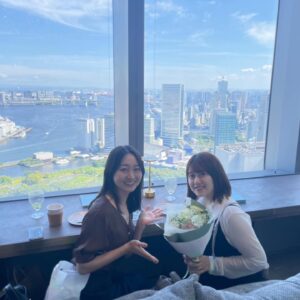 Risa Ozaki Instagram - 皆様、励ましのメッセージなど、
本当にありがとうございます。

会社を離れるご連絡をしたら、時間を作って会ってくれた方々がいたので、有難い記念として残しておきたいと思います。（完全に思い出アルバムです笑）

ZIP！担当時に「朝会」として仲良くして頂いていた、フジテレビの三宅さん、永島さん（＆ベビちゃん）、尊敬する桝さん。
そして、同じ大学の後輩・テレビ東京で活躍中の片渕茜ちゃん。局の垣根を超えての絆に感謝です🤝

また、笑点でペアを組ませて頂き、ずっとお世話になっている『東京のお父さん』、林家たい平師匠、
バゲットにも出演して下さり、大好きなコナンの主題歌も担当された美しい宇徳敬子さん。
お2人の励ましの歌声、耳に焼き付けました！！

そして、いつも寄り添ってくれる、底なしに優しくて偉大な先輩・水トさん。
可愛くてしっかり者の後輩、石川みなみちゃん、杉原凜ちゃん👧仕事前後に、忙しい中時間を作ってくれました。
東京に友達のいなかった上京してすぐの自分に、こんなに素敵な仲間ができるよ、と教えてあげたい…！！

改めて、東京に来て出会った皆様に、
沢山助けてもらいました。
支えてくれた全ての皆様に感謝です。

（一緒に写真を撮ってくれた方々も沢山いるので、そちらはのちほどストーリーに・・😌🌷）