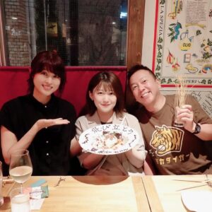Risa Ozaki Instagram - 皆様、励ましのメッセージなど、
本当にありがとうございます。

会社を離れるご連絡をしたら、時間を作って会ってくれた方々がいたので、有難い記念として残しておきたいと思います。（完全に思い出アルバムです笑）

ZIP！担当時に「朝会」として仲良くして頂いていた、フジテレビの三宅さん、永島さん（＆ベビちゃん）、尊敬する桝さん。
そして、同じ大学の後輩・テレビ東京で活躍中の片渕茜ちゃん。局の垣根を超えての絆に感謝です🤝

また、笑点でペアを組ませて頂き、ずっとお世話になっている『東京のお父さん』、林家たい平師匠、
バゲットにも出演して下さり、大好きなコナンの主題歌も担当された美しい宇徳敬子さん。
お2人の励ましの歌声、耳に焼き付けました！！

そして、いつも寄り添ってくれる、底なしに優しくて偉大な先輩・水トさん。
可愛くてしっかり者の後輩、石川みなみちゃん、杉原凜ちゃん👧仕事前後に、忙しい中時間を作ってくれました。
東京に友達のいなかった上京してすぐの自分に、こんなに素敵な仲間ができるよ、と教えてあげたい…！！

改めて、東京に来て出会った皆様に、
沢山助けてもらいました。
支えてくれた全ての皆様に感謝です。

（一緒に写真を撮ってくれた方々も沢山いるので、そちらはのちほどストーリーに・・😌🌷）