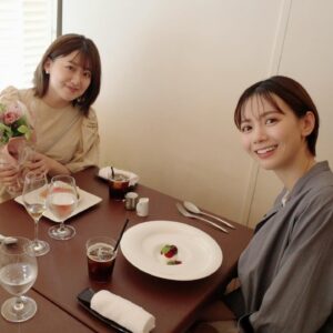 Risa Ozaki Instagram - 皆様、励ましのメッセージなど、
本当にありがとうございます。

会社を離れるご連絡をしたら、時間を作って会ってくれた方々がいたので、有難い記念として残しておきたいと思います。（完全に思い出アルバムです笑）

ZIP！担当時に「朝会」として仲良くして頂いていた、フジテレビの三宅さん、永島さん（＆ベビちゃん）、尊敬する桝さん。
そして、同じ大学の後輩・テレビ東京で活躍中の片渕茜ちゃん。局の垣根を超えての絆に感謝です🤝

また、笑点でペアを組ませて頂き、ずっとお世話になっている『東京のお父さん』、林家たい平師匠、
バゲットにも出演して下さり、大好きなコナンの主題歌も担当された美しい宇徳敬子さん。
お2人の励ましの歌声、耳に焼き付けました！！

そして、いつも寄り添ってくれる、底なしに優しくて偉大な先輩・水トさん。
可愛くてしっかり者の後輩、石川みなみちゃん、杉原凜ちゃん👧仕事前後に、忙しい中時間を作ってくれました。
東京に友達のいなかった上京してすぐの自分に、こんなに素敵な仲間ができるよ、と教えてあげたい…！！

改めて、東京に来て出会った皆様に、
沢山助けてもらいました。
支えてくれた全ての皆様に感謝です。

（一緒に写真を撮ってくれた方々も沢山いるので、そちらはのちほどストーリーに・・😌🌷）