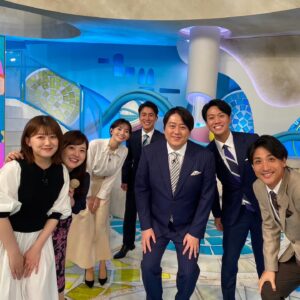 Risa Ozaki Instagram - 【ご報告】
今月末をもって、日本テレビを退社します。
入社から9年3ヶ月、ZIP！、バゲット、キユーピー3分クッキングをはじめ、沢山の番組に関わらせて頂き、育てて頂きました。多くの挑戦の場を与えて下さった日本テレビには、感謝の気持ちでいっぱいです。

就職を機に上京した私にとって、東京はもちろん、日本テレビ社屋も迷路のようで、よく道に迷いました。
訛りやアクセントの違いをなかなか克服出来ず、先輩方からすると、こんなに手のかかる新人も珍しかったのではないかと思います…熱心にご指導頂き、心から感謝しています。

退社前にとても嬉しかったことがありました！
6月の最終週に、6年前までレギュラーを務めていたZIP！に、街録コーナー担当としてロケに加え、スタジオにも呼んでもらいました。
育休後、生放送に出演する機会はありませんでしたが、最後に、水トさんをはじめ、大好きなアナウンス部のメンバーと一緒に仕事が出来ました…！！
温かくて居心地が良くて、懐かしかったです。🌷

そして、レギュラーを務めていたDayDay.ナレーション最終日には、わざわざ同期の平松と、チューターを担当した杉原凜ちゃんが来てくれました！バゲット時代のスタッフさんや、会いたい人達に一気に会えて、最終日にやっと、退社の実感が沸きました。

日本テレビで、
沢山の人に支えられ、沢山の優しさの中で仕事が出来たことは、一生の誇りです。

これからも仕事は続けていきます。その中で、将来的に、大切な故郷である福岡で生活、仕事もしていきたい、という目標に向かって歩んでいく予定です。
今すぐに福岡に引っ越すことは難しそうなので、どのように歩んでいけるか、試行錯誤の日々となりますが、これまでの経験、頂いた沢山の愛情を糧に、家族で力を合わせて進んでいこうと思います。

これまで日本テレビを通してお目にかかった皆様、本当にありがとうございました。
形は変わりますが、これからもどうぞよろしくお願い致します！

2024.06.30
尾崎　里紗