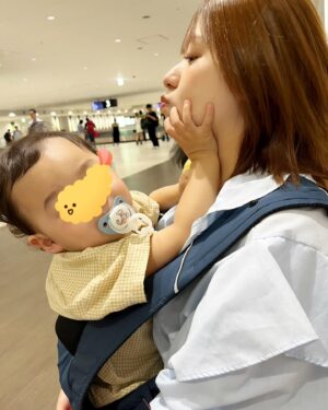 Risa Ozaki Instagram - ワンオペ飛行機の日✈️

歩きたい盛りの息子👦
暑いし重いしで、最近使うことも減っていた抱っこひもを久しぶりに使ったら、
目の前のあごが面白かったみたいで
何度も顎クイされるのでした。

.
#激しすぎてキュンとはしなかった
#初の顎クイ
#子連れ飛行機　#ワンオペ飛行機　#1歳半　#1歳半育児