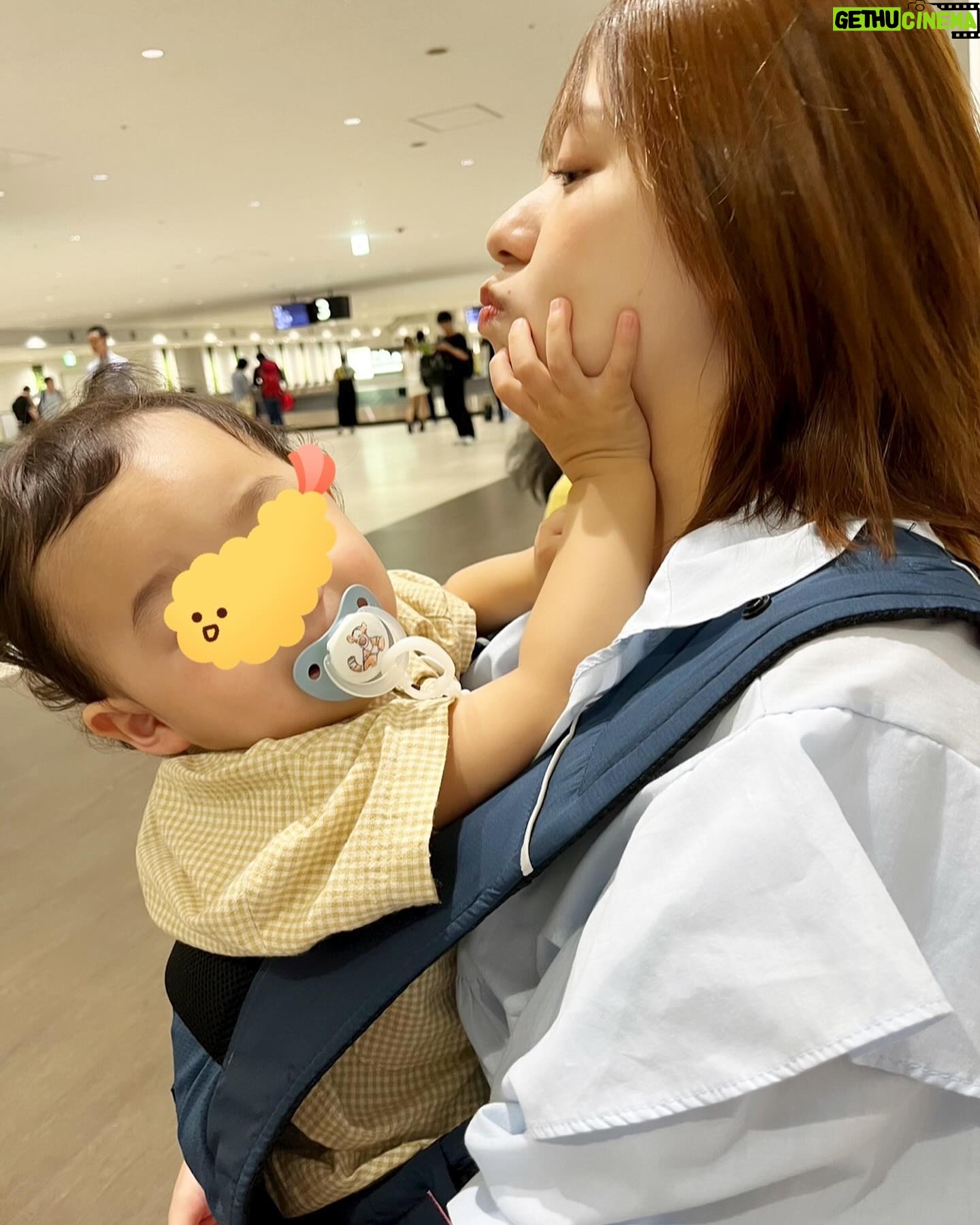 Risa Ozaki - 11.9K Likes - ワンオペ飛行機の日✈️
歩きたい盛りの息子👦
暑いし重いしで、最近使うことも減っていた抱っこひもを久しぶりに使ったら、
目の前のあごが面白かったみたいで
何度も顎クイされるのでした。
.
#激しすぎてキュンとはしなかった
#初の顎クイ
#子連れ飛行機 #ワンオペ飛行機 #1歳半 #1歳半育児
