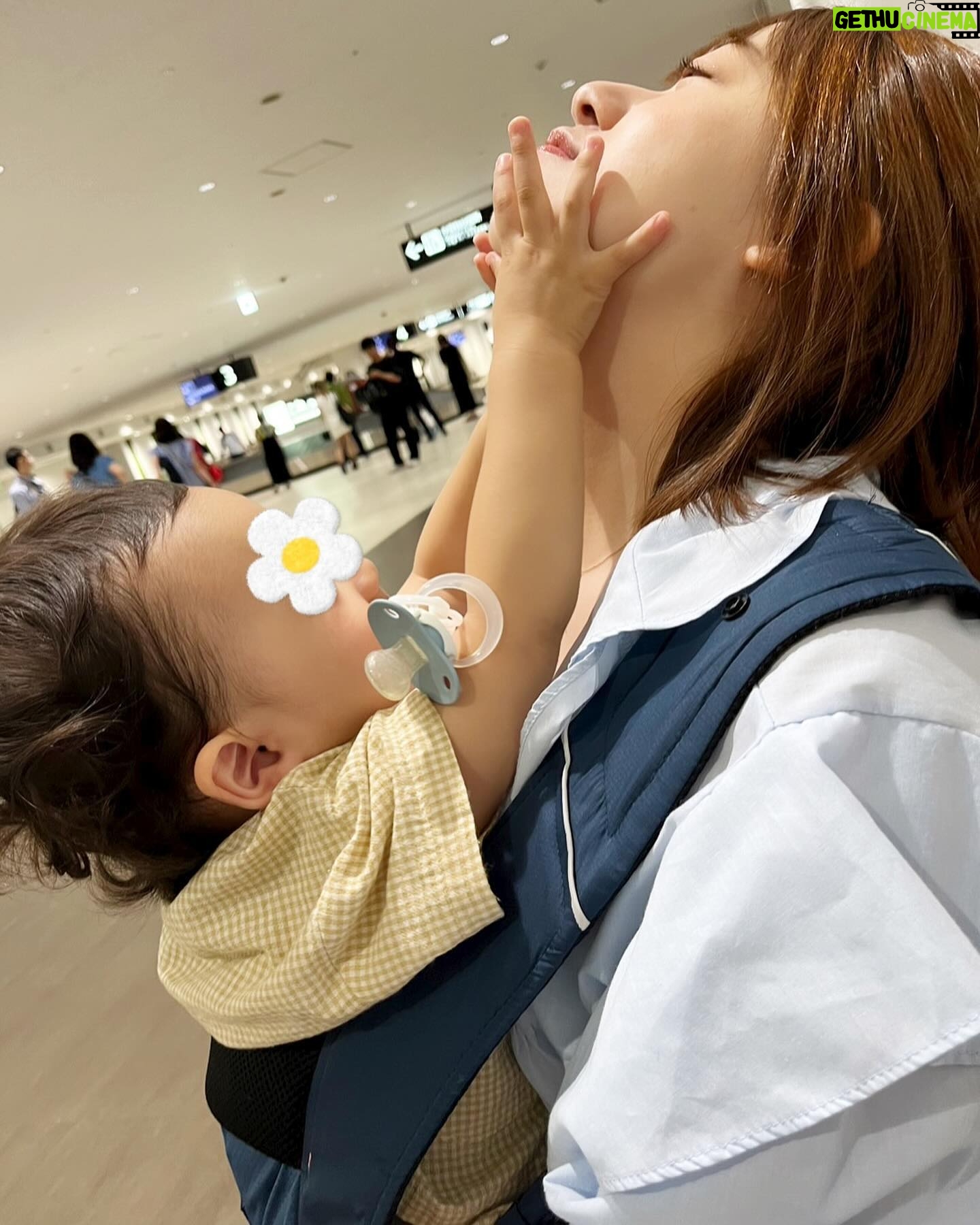 Risa Ozaki - 11.9K Likes - ワンオペ飛行機の日✈️
歩きたい盛りの息子👦
暑いし重いしで、最近使うことも減っていた抱っこひもを久しぶりに使ったら、
目の前のあごが面白かったみたいで
何度も顎クイされるのでした。
.
#激しすぎてキュンとはしなかった
#初の顎クイ
#子連れ飛行機 #ワンオペ飛行機 #1歳半 #1歳半育児