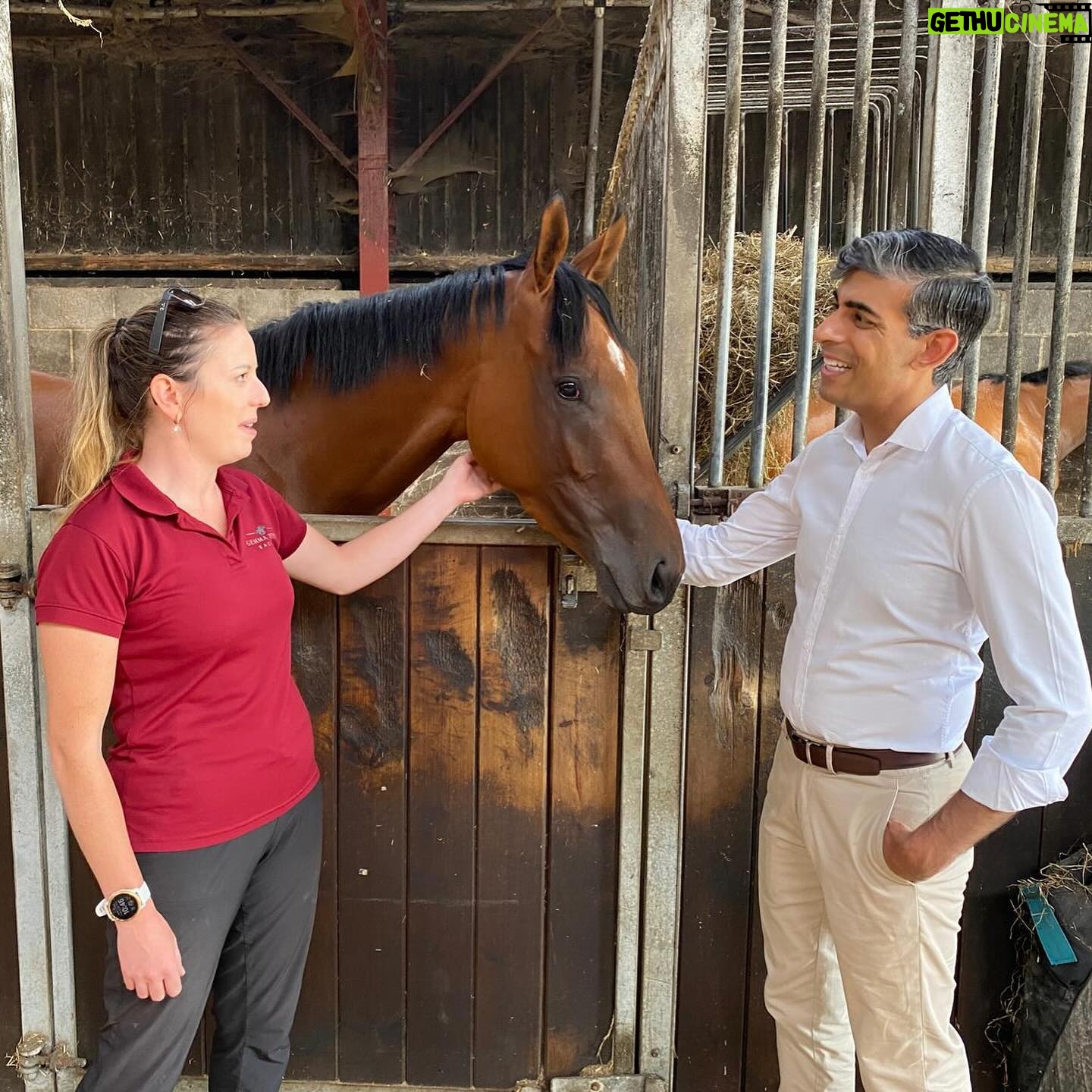 Rishi Sunak - 93K Likes - Glorious day in North Yorkshire.
First I met the up and coming trainer Gemma Tutty at her North York Moors yard and gallops 🐎
Then on to the Year 6 leavers at Bainbridge, Askrigg and West Burton Schools. It was a big day for them as they said farewell before moving on to secondary school.
Nothing beats a busy constituency day in the sun - keep it coming!