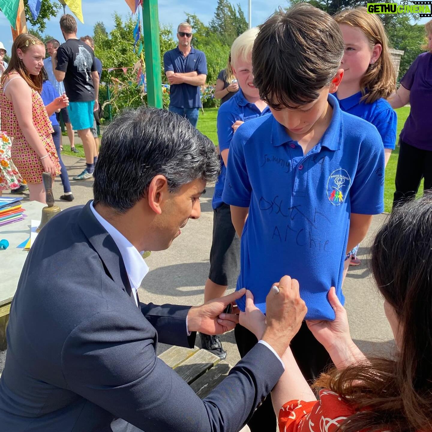Rishi Sunak - 93K Likes - Glorious day in North Yorkshire.
First I met the up and coming trainer Gemma Tutty at her North York Moors yard and gallops 🐎
Then on to the Year 6 leavers at Bainbridge, Askrigg and West Burton Schools. It was a big day for them as they said farewell before moving on to secondary school.
Nothing beats a busy constituency day in the sun - keep it coming!