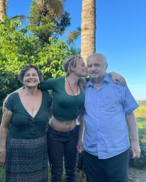 Rita Guedes Instagram - Meu primeiro Dia dos Pais, sem meu pai presente. Uma saudade tão forte do seu abraço, do seu sorriso, das nossas conversas e dos nossos silêncios , onde só  nossos olhares se falavam. Quanta falta você faz pra mim, agora herdei parte de seus livros e assim consigo te ter mais perto através deles. Agradeço a Deus que me permitiu desfrutar esses anos ao seu lado. Feliz dia dos pais , meu pai ! Muito amor , paz e harmonia onde o senhor estiver . Eu te amo eternamente!
Feliz dia dos pais a todos os pais que me seguem aqui . Muito amor pra vcs ❤️#felizdiadospais #amor #eternity