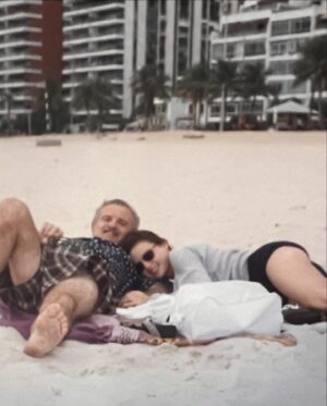 Rita Guedes Instagram - Meu primeiro Dia dos Pais, sem meu pai presente. Uma saudade tão forte do seu abraço, do seu sorriso, das nossas conversas e dos nossos silêncios , onde só  nossos olhares se falavam. Quanta falta você faz pra mim, agora herdei parte de seus livros e assim consigo te ter mais perto através deles. Agradeço a Deus que me permitiu desfrutar esses anos ao seu lado. Feliz dia dos pais , meu pai ! Muito amor , paz e harmonia onde o senhor estiver . Eu te amo eternamente!
Feliz dia dos pais a todos os pais que me seguem aqui . Muito amor pra vcs ❤️#felizdiadospais #amor #eternity