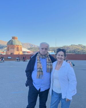 Rita Guedes Instagram - Meu primeiro Dia dos Pais, sem meu pai presente. Uma saudade tão forte do seu abraço, do seu sorriso, das nossas conversas e dos nossos silêncios , onde só  nossos olhares se falavam. Quanta falta você faz pra mim, agora herdei parte de seus livros e assim consigo te ter mais perto através deles. Agradeço a Deus que me permitiu desfrutar esses anos ao seu lado. Feliz dia dos pais , meu pai ! Muito amor , paz e harmonia onde o senhor estiver . Eu te amo eternamente!
Feliz dia dos pais a todos os pais que me seguem aqui . Muito amor pra vcs ❤️#felizdiadospais #amor #eternity