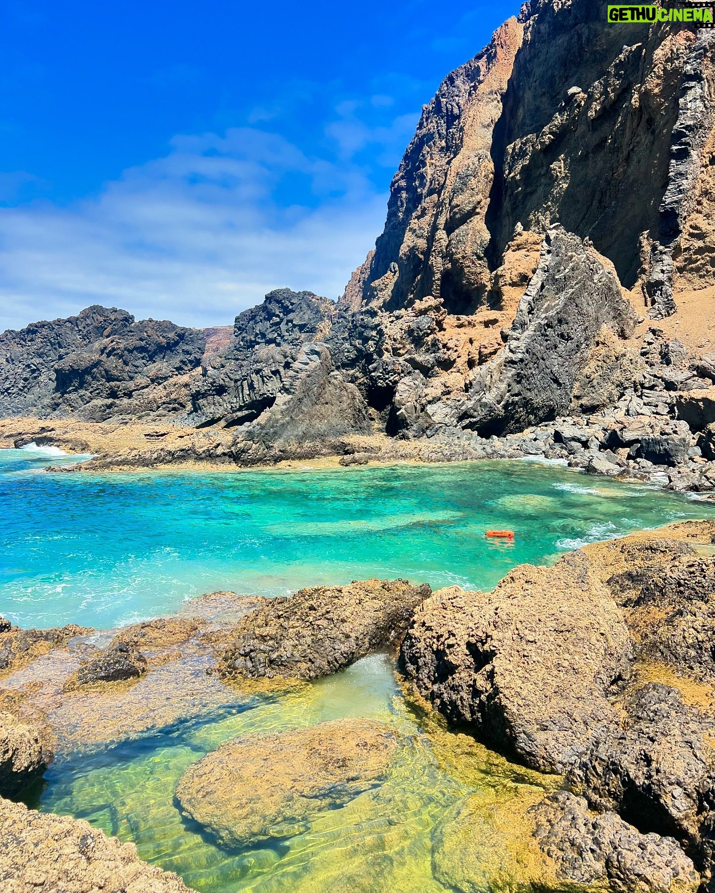 Rita Pereira - 58.7K Likes - E pronto, estas são só para deixar as memórias de umas férias em família super zen.
Das praias mais bonitas que estive. Água quente e cristalina para onde quero voltar em breve.
O meu pai também ficou fã mas, tal como eu, triste por não comermos lapas (estava proibida a apanha 😫😫😫) portanto estamos à procura das melhores lapas grelhadas do continente!!! Queremos dicas 😉
Ahhhh e também estou à procura de um Dragoeiro para plantar no meu jardim!!! Achei lindosss!!!
Até já Porto Santo 🫶🏾🌴
#portosanto #islandlife #portugal #travel #family #familyvacation #love