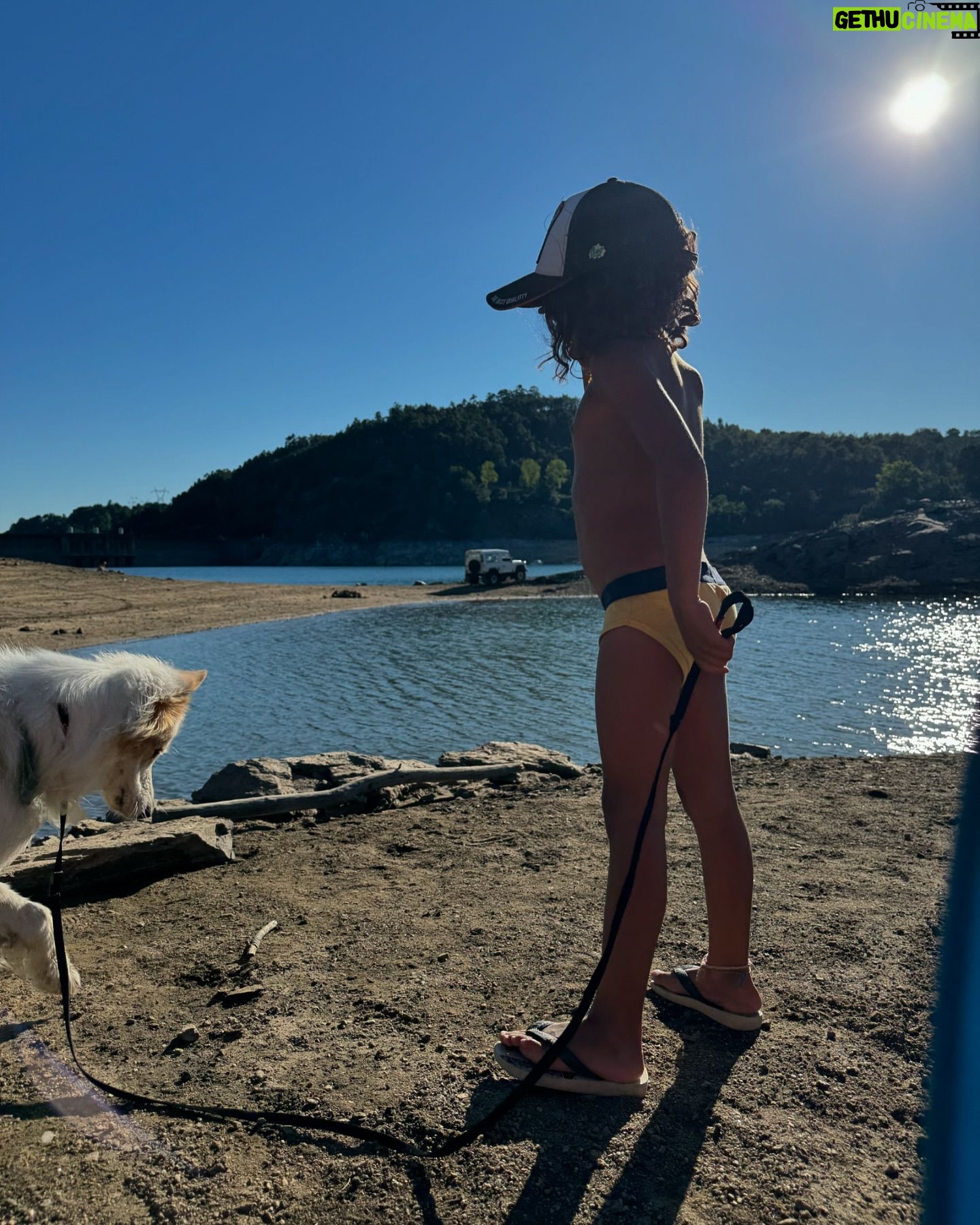 Rita Pereira - 55.9K Likes - Nasci e cresci em frente à praia mas desde bebé que passei férias no campo, em ribeiras, praias fluviais, fosse em casa dos meus avós na Beira Beixa, fosse a acampar por Portugal.
Sempre disse que seria algo que quereria partilhar com os meus filhos. Estou a cumprir a promessa e o Lonô também está a adorar. Já estou ansiosa para que tenha idade de ir para os escoteiros ✌🏾
Passei dias maravilhosos aqui em Pedrógão Grande (e arredores). Obrigada @bernardorgoncalves e @tiagocareto 🤎
Do que gostam mais nas férias, praia ou campo?!
