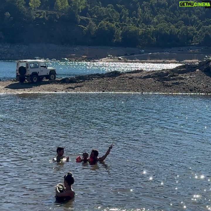 Rita Pereira - 55.9K Likes - Nasci e cresci em frente à praia mas desde bebé que passei férias no campo, em ribeiras, praias fluviais, fosse em casa dos meus avós na Beira Beixa, fosse a acampar por Portugal.
Sempre disse que seria algo que quereria partilhar com os meus filhos. Estou a cumprir a promessa e o Lonô também está a adorar. Já estou ansiosa para que tenha idade de ir para os escoteiros ✌🏾
Passei dias maravilhosos aqui em Pedrógão Grande (e arredores). Obrigada @bernardorgoncalves e @tiagocareto 🤎
Do que gostam mais nas férias, praia ou campo?!