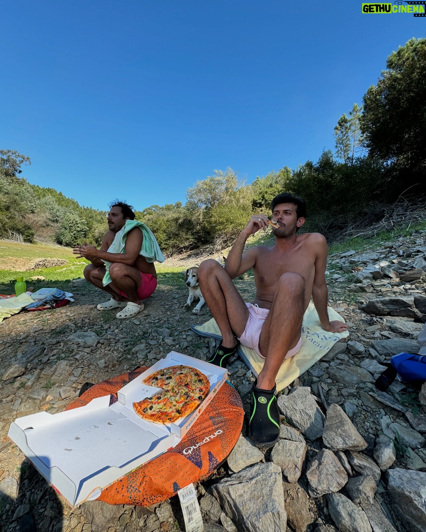 Rita Pereira - 55.9K Likes - Nasci e cresci em frente à praia mas desde bebé que passei férias no campo, em ribeiras, praias fluviais, fosse em casa dos meus avós na Beira Beixa, fosse a acampar por Portugal.
Sempre disse que seria algo que quereria partilhar com os meus filhos. Estou a cumprir a promessa e o Lonô também está a adorar. Já estou ansiosa para que tenha idade de ir para os escoteiros ✌🏾
Passei dias maravilhosos aqui em Pedrógão Grande (e arredores). Obrigada @bernardorgoncalves e @tiagocareto 🤎
Do que gostam mais nas férias, praia ou campo?!