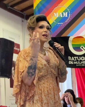 Rita von Hunty Instagram - Mais um dia de formação para o @movimentosemterra !!!!

Desta vez montada e diretamente da plenária Rosa Luxemburgo na escola de formação nacional Florestan Fernandes para um curso com lideranças do mst e de outros novimentos sociais que atuam em seus territórios na luta contra as violência de gênero, sexuais e de intolerância contra minorias!

Estes 2 dias intensos de debate, formação e partilha me deram muito prazer e força! Agradeço a cada pessoa que esteve conosco na jornada formativa e também àquelas que tornaram o encontro possível.

Viva a reforma agrária!
Viva o MST!
Viva a diversidade e a construção do poder popular no nosso país!
