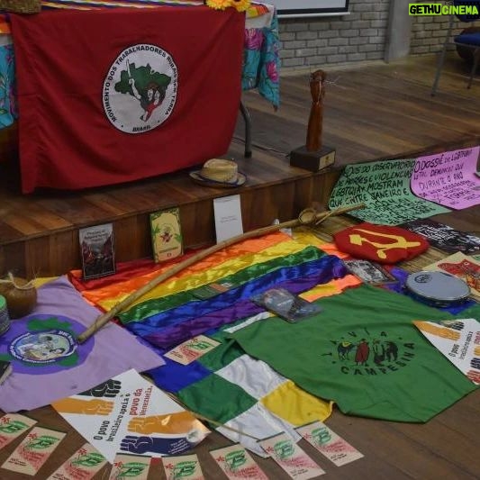 Rita von Hunty - 16.1K Likes - O sorriso no rosto de quem pôde, mais um ano, contribuir com a formação nacional de quadros do @movimentosemterra !!!
Ontem eu estive na Escola Nacional de Formação Florestan Fernandes para contribuir na 2ª semana do ciclo nacional de formação. Nosso eixo eram as relações humanas e a emancipação. E nosso tema era "Ao capital interessa a violência, nossa é a emancipação."
Propus um dia de curso voltado a pensar as relações de poder através do Materialismo histórico dialético e como as ditas "minorias" são constituidas no processo de violência e dominação.
Agradeço muito aos mais de 80 companheiros e companheiras de todo país que estiveram em sala comigo desde de manhã até o final do dia :)
Viva a reforma agrária! Viva nossa solidariedade de classe e viva o MST!