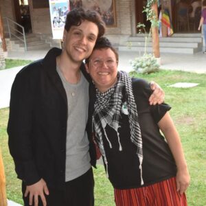 Rita von Hunty Instagram - O sorriso no rosto de quem pôde, mais um ano, contribuir com a formação nacional de quadros do @movimentosemterra !!!

Ontem eu estive na Escola Nacional de Formação Florestan Fernandes para contribuir na 2ª semana do ciclo nacional de formação. Nosso eixo eram as relações humanas e a emancipação. E nosso tema era "Ao capital interessa a violência, nossa é a emancipação."

Propus um dia de curso voltado a pensar as relações de poder através do Materialismo histórico dialético e como as ditas "minorias" são constituidas no processo de violência e dominação. 

Agradeço muito aos mais de 80 companheiros e companheiras de todo país que estiveram em sala comigo desde de manhã até o final do dia :)

Viva a reforma agrária! Viva nossa solidariedade de classe e viva o MST!
