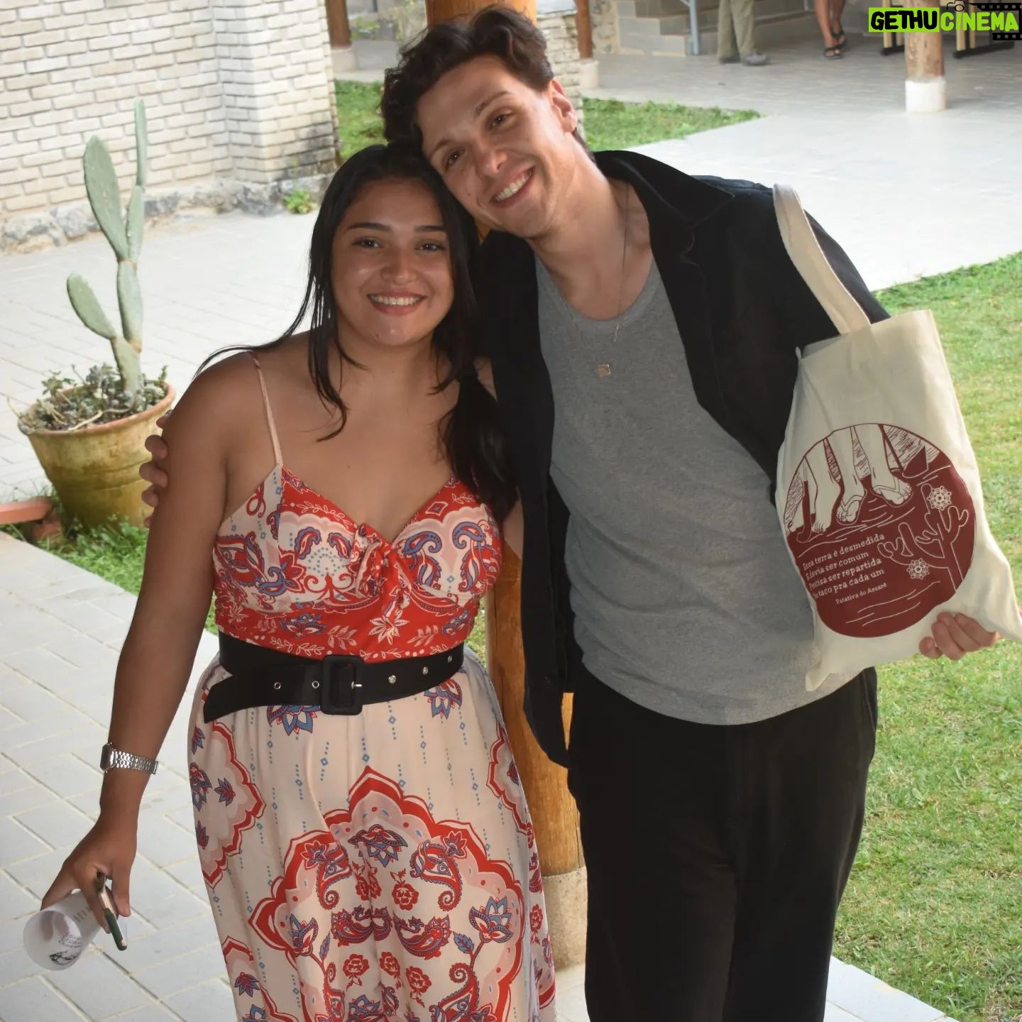 Rita von Hunty - 16.1K Likes - O sorriso no rosto de quem pôde, mais um ano, contribuir com a formação nacional de quadros do @movimentosemterra !!!
Ontem eu estive na Escola Nacional de Formação Florestan Fernandes para contribuir na 2ª semana do ciclo nacional de formação. Nosso eixo eram as relações humanas e a emancipação. E nosso tema era "Ao capital interessa a violência, nossa é a emancipação."
Propus um dia de curso voltado a pensar as relações de poder através do Materialismo histórico dialético e como as ditas "minorias" são constituidas no processo de violência e dominação.
Agradeço muito aos mais de 80 companheiros e companheiras de todo país que estiveram em sala comigo desde de manhã até o final do dia :)
Viva a reforma agrária! Viva nossa solidariedade de classe e viva o MST!