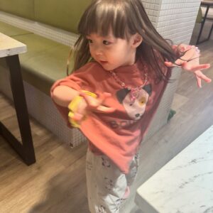 Riva Chang Instagram - 我相信很多滿三歲小孩的父母應該都很有同感！
明明在我們眼裡她就還是個小不拉幾的三歲小家伙啊！

但卻開始很注重他自己的服裝儀容要怎麼穿搭要用什麼配件要穿什麼款式？今天搭什麼鞋子？包括連他今天的心情要穿什麼風格都已經由他自己主宰了。

不得不說長大後的 #米苔目 是個很有想法，主見敏感的小孩！

但現階段三歲的他，我要對他獻上很多～感謝！
因為他開始學習會說很多的話，甚至用詞，但也還有著這個年紀該有的童年童語常常讓你～從好笑到無言😂

但…這時的他已經能夠開始表達，我有多愛媽媽多喜歡媽媽，他的世界就是～我跟他，狗狗，以及他的一些他自己取名字的娃娃！

生命中有了他！
真的讓我的人生變得很充實很有意義，也相對很快樂
真的很感謝老天爺在我看似從小什麼都失去，但現在有了她才是人生最大的得到❤️

他總是動不動就跟我演戲，一下子說他是公主一下子說他是醫生，我要配合的完全不馬虎，當然這也成為我們親子時光中最快樂的事情，小小的事情就可以讓我們兩個笑得天花亂墜，而且我覺得他很勇敢小時候我不善於表達我愛你，但他現在總是常常跟我說的「媽媽，我愛你」….說真的這樣的人生夫復何求真的足矣了❤️

也謝謝常常在路上遇到我們的每個人對著米苔目的稱讚，給我們母女的加油讓我們知道這世界其實還有很多風景是很美好的❤️

好了，我要跟大家分享一下，現在我只要跟米苔目說：來幫我拍照他就會同時說：媽媽我要很有態度的那一種於是乎就～呈現這樣子的各種擺拍！
我也不知道他哪裡學來的但他真的很厲害❤️

這家伙真叫人「不得不愛」❤️

他的衣服是這裡買的唷，如果你們想找的話～
@hellotherebabykids