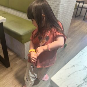 Riva Chang Instagram - 我相信很多滿三歲小孩的父母應該都很有同感！
明明在我們眼裡她就還是個小不拉幾的三歲小家伙啊！

但卻開始很注重他自己的服裝儀容要怎麼穿搭要用什麼配件要穿什麼款式？今天搭什麼鞋子？包括連他今天的心情要穿什麼風格都已經由他自己主宰了。

不得不說長大後的 #米苔目 是個很有想法，主見敏感的小孩！

但現階段三歲的他，我要對他獻上很多～感謝！
因為他開始學習會說很多的話，甚至用詞，但也還有著這個年紀該有的童年童語常常讓你～從好笑到無言😂

但…這時的他已經能夠開始表達，我有多愛媽媽多喜歡媽媽，他的世界就是～我跟他，狗狗，以及他的一些他自己取名字的娃娃！

生命中有了他！
真的讓我的人生變得很充實很有意義，也相對很快樂
真的很感謝老天爺在我看似從小什麼都失去，但現在有了她才是人生最大的得到❤️

他總是動不動就跟我演戲，一下子說他是公主一下子說他是醫生，我要配合的完全不馬虎，當然這也成為我們親子時光中最快樂的事情，小小的事情就可以讓我們兩個笑得天花亂墜，而且我覺得他很勇敢小時候我不善於表達我愛你，但他現在總是常常跟我說的「媽媽，我愛你」….說真的這樣的人生夫復何求真的足矣了❤️

也謝謝常常在路上遇到我們的每個人對著米苔目的稱讚，給我們母女的加油讓我們知道這世界其實還有很多風景是很美好的❤️

好了，我要跟大家分享一下，現在我只要跟米苔目說：來幫我拍照他就會同時說：媽媽我要很有態度的那一種於是乎就～呈現這樣子的各種擺拍！
我也不知道他哪裡學來的但他真的很厲害❤️

這家伙真叫人「不得不愛」❤️

他的衣服是這裡買的唷，如果你們想找的話～
@hellotherebabykids