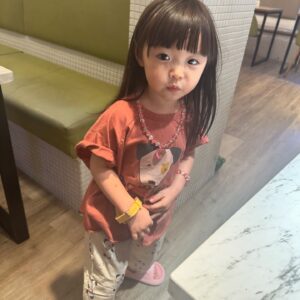 Riva Chang Instagram - 我相信很多滿三歲小孩的父母應該都很有同感！
明明在我們眼裡她就還是個小不拉幾的三歲小家伙啊！

但卻開始很注重他自己的服裝儀容要怎麼穿搭要用什麼配件要穿什麼款式？今天搭什麼鞋子？包括連他今天的心情要穿什麼風格都已經由他自己主宰了。

不得不說長大後的 #米苔目 是個很有想法，主見敏感的小孩！

但現階段三歲的他，我要對他獻上很多～感謝！
因為他開始學習會說很多的話，甚至用詞，但也還有著這個年紀該有的童年童語常常讓你～從好笑到無言😂

但…這時的他已經能夠開始表達，我有多愛媽媽多喜歡媽媽，他的世界就是～我跟他，狗狗，以及他的一些他自己取名字的娃娃！

生命中有了他！
真的讓我的人生變得很充實很有意義，也相對很快樂
真的很感謝老天爺在我看似從小什麼都失去，但現在有了她才是人生最大的得到❤️

他總是動不動就跟我演戲，一下子說他是公主一下子說他是醫生，我要配合的完全不馬虎，當然這也成為我們親子時光中最快樂的事情，小小的事情就可以讓我們兩個笑得天花亂墜，而且我覺得他很勇敢小時候我不善於表達我愛你，但他現在總是常常跟我說的「媽媽，我愛你」….說真的這樣的人生夫復何求真的足矣了❤️

也謝謝常常在路上遇到我們的每個人對著米苔目的稱讚，給我們母女的加油讓我們知道這世界其實還有很多風景是很美好的❤️

好了，我要跟大家分享一下，現在我只要跟米苔目說：來幫我拍照他就會同時說：媽媽我要很有態度的那一種於是乎就～呈現這樣子的各種擺拍！
我也不知道他哪裡學來的但他真的很厲害❤️

這家伙真叫人「不得不愛」❤️

他的衣服是這裡買的唷，如果你們想找的話～
@hellotherebabykids