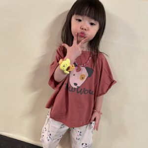 Riva Chang Instagram - 我相信很多滿三歲小孩的父母應該都很有同感！
明明在我們眼裡她就還是個小不拉幾的三歲小家伙啊！

但卻開始很注重他自己的服裝儀容要怎麼穿搭要用什麼配件要穿什麼款式？今天搭什麼鞋子？包括連他今天的心情要穿什麼風格都已經由他自己主宰了。

不得不說長大後的 #米苔目 是個很有想法，主見敏感的小孩！

但現階段三歲的他，我要對他獻上很多～感謝！
因為他開始學習會說很多的話，甚至用詞，但也還有著這個年紀該有的童年童語常常讓你～從好笑到無言😂

但…這時的他已經能夠開始表達，我有多愛媽媽多喜歡媽媽，他的世界就是～我跟他，狗狗，以及他的一些他自己取名字的娃娃！

生命中有了他！
真的讓我的人生變得很充實很有意義，也相對很快樂
真的很感謝老天爺在我看似從小什麼都失去，但現在有了她才是人生最大的得到❤️

他總是動不動就跟我演戲，一下子說他是公主一下子說他是醫生，我要配合的完全不馬虎，當然這也成為我們親子時光中最快樂的事情，小小的事情就可以讓我們兩個笑得天花亂墜，而且我覺得他很勇敢小時候我不善於表達我愛你，但他現在總是常常跟我說的「媽媽，我愛你」….說真的這樣的人生夫復何求真的足矣了❤️

也謝謝常常在路上遇到我們的每個人對著米苔目的稱讚，給我們母女的加油讓我們知道這世界其實還有很多風景是很美好的❤️

好了，我要跟大家分享一下，現在我只要跟米苔目說：來幫我拍照他就會同時說：媽媽我要很有態度的那一種於是乎就～呈現這樣子的各種擺拍！
我也不知道他哪裡學來的但他真的很厲害❤️

這家伙真叫人「不得不愛」❤️

他的衣服是這裡買的唷，如果你們想找的話～
@hellotherebabykids