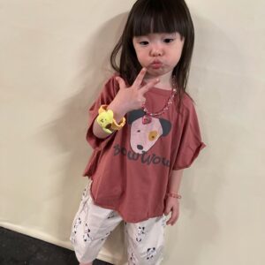 Riva Chang Instagram - 我相信很多滿三歲小孩的父母應該都很有同感！
明明在我們眼裡她就還是個小不拉幾的三歲小家伙啊！

但卻開始很注重他自己的服裝儀容要怎麼穿搭要用什麼配件要穿什麼款式？今天搭什麼鞋子？包括連他今天的心情要穿什麼風格都已經由他自己主宰了。

不得不說長大後的 #米苔目 是個很有想法，主見敏感的小孩！

但現階段三歲的他，我要對他獻上很多～感謝！
因為他開始學習會說很多的話，甚至用詞，但也還有著這個年紀該有的童年童語常常讓你～從好笑到無言😂

但…這時的他已經能夠開始表達，我有多愛媽媽多喜歡媽媽，他的世界就是～我跟他，狗狗，以及他的一些他自己取名字的娃娃！

生命中有了他！
真的讓我的人生變得很充實很有意義，也相對很快樂
真的很感謝老天爺在我看似從小什麼都失去，但現在有了她才是人生最大的得到❤️

他總是動不動就跟我演戲，一下子說他是公主一下子說他是醫生，我要配合的完全不馬虎，當然這也成為我們親子時光中最快樂的事情，小小的事情就可以讓我們兩個笑得天花亂墜，而且我覺得他很勇敢小時候我不善於表達我愛你，但他現在總是常常跟我說的「媽媽，我愛你」….說真的這樣的人生夫復何求真的足矣了❤️

也謝謝常常在路上遇到我們的每個人對著米苔目的稱讚，給我們母女的加油讓我們知道這世界其實還有很多風景是很美好的❤️

好了，我要跟大家分享一下，現在我只要跟米苔目說：來幫我拍照他就會同時說：媽媽我要很有態度的那一種於是乎就～呈現這樣子的各種擺拍！
我也不知道他哪裡學來的但他真的很厲害❤️

這家伙真叫人「不得不愛」❤️

他的衣服是這裡買的唷，如果你們想找的話～
@hellotherebabykids
