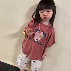 Riva Chang Instagram - 我相信很多滿三歲小孩的父母應該都很有同感！
明明在我們眼裡她就還是個小不拉幾的三歲小家伙啊！

但卻開始很注重他自己的服裝儀容要怎麼穿搭要用什麼配件要穿什麼款式？今天搭什麼鞋子？包括連他今天的心情要穿什麼風格都已經由他自己主宰了。

不得不說長大後的 #米苔目 是個很有想法，主見敏感的小孩！

但現階段三歲的他，我要對他獻上很多～感謝！
因為他開始學習會說很多的話，甚至用詞，但也還有著這個年紀該有的童年童語常常讓你～從好笑到無言😂

但…這時的他已經能夠開始表達，我有多愛媽媽多喜歡媽媽，他的世界就是～我跟他，狗狗，以及他的一些他自己取名字的娃娃！

生命中有了他！
真的讓我的人生變得很充實很有意義，也相對很快樂
真的很感謝老天爺在我看似從小什麼都失去，但現在有了她才是人生最大的得到❤️

他總是動不動就跟我演戲，一下子說他是公主一下子說他是醫生，我要配合的完全不馬虎，當然這也成為我們親子時光中最快樂的事情，小小的事情就可以讓我們兩個笑得天花亂墜，而且我覺得他很勇敢小時候我不善於表達我愛你，但他現在總是常常跟我說的「媽媽，我愛你」….說真的這樣的人生夫復何求真的足矣了❤️

也謝謝常常在路上遇到我們的每個人對著米苔目的稱讚，給我們母女的加油讓我們知道這世界其實還有很多風景是很美好的❤️

好了，我要跟大家分享一下，現在我只要跟米苔目說：來幫我拍照他就會同時說：媽媽我要很有態度的那一種於是乎就～呈現這樣子的各種擺拍！
我也不知道他哪裡學來的但他真的很厲害❤️

這家伙真叫人「不得不愛」❤️

他的衣服是這裡買的唷，如果你們想找的話～
@hellotherebabykids