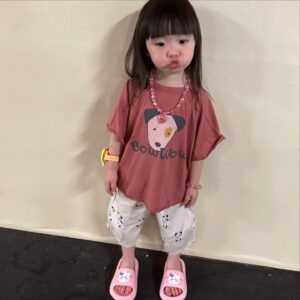 Riva Chang Instagram - 我相信很多滿三歲小孩的父母應該都很有同感！
明明在我們眼裡她就還是個小不拉幾的三歲小家伙啊！

但卻開始很注重他自己的服裝儀容要怎麼穿搭要用什麼配件要穿什麼款式？今天搭什麼鞋子？包括連他今天的心情要穿什麼風格都已經由他自己主宰了。

不得不說長大後的 #米苔目 是個很有想法，主見敏感的小孩！

但現階段三歲的他，我要對他獻上很多～感謝！
因為他開始學習會說很多的話，甚至用詞，但也還有著這個年紀該有的童年童語常常讓你～從好笑到無言😂

但…這時的他已經能夠開始表達，我有多愛媽媽多喜歡媽媽，他的世界就是～我跟他，狗狗，以及他的一些他自己取名字的娃娃！

生命中有了他！
真的讓我的人生變得很充實很有意義，也相對很快樂
真的很感謝老天爺在我看似從小什麼都失去，但現在有了她才是人生最大的得到❤️

他總是動不動就跟我演戲，一下子說他是公主一下子說他是醫生，我要配合的完全不馬虎，當然這也成為我們親子時光中最快樂的事情，小小的事情就可以讓我們兩個笑得天花亂墜，而且我覺得他很勇敢小時候我不善於表達我愛你，但他現在總是常常跟我說的「媽媽，我愛你」….說真的這樣的人生夫復何求真的足矣了❤️

也謝謝常常在路上遇到我們的每個人對著米苔目的稱讚，給我們母女的加油讓我們知道這世界其實還有很多風景是很美好的❤️

好了，我要跟大家分享一下，現在我只要跟米苔目說：來幫我拍照他就會同時說：媽媽我要很有態度的那一種於是乎就～呈現這樣子的各種擺拍！
我也不知道他哪裡學來的但他真的很厲害❤️

這家伙真叫人「不得不愛」❤️

他的衣服是這裡買的唷，如果你們想找的話～
@hellotherebabykids