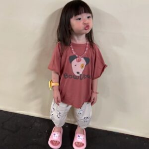 Riva Chang Instagram - 我相信很多滿三歲小孩的父母應該都很有同感！
明明在我們眼裡她就還是個小不拉幾的三歲小家伙啊！

但卻開始很注重他自己的服裝儀容要怎麼穿搭要用什麼配件要穿什麼款式？今天搭什麼鞋子？包括連他今天的心情要穿什麼風格都已經由他自己主宰了。

不得不說長大後的 #米苔目 是個很有想法，主見敏感的小孩！

但現階段三歲的他，我要對他獻上很多～感謝！
因為他開始學習會說很多的話，甚至用詞，但也還有著這個年紀該有的童年童語常常讓你～從好笑到無言😂

但…這時的他已經能夠開始表達，我有多愛媽媽多喜歡媽媽，他的世界就是～我跟他，狗狗，以及他的一些他自己取名字的娃娃！

生命中有了他！
真的讓我的人生變得很充實很有意義，也相對很快樂
真的很感謝老天爺在我看似從小什麼都失去，但現在有了她才是人生最大的得到❤️

他總是動不動就跟我演戲，一下子說他是公主一下子說他是醫生，我要配合的完全不馬虎，當然這也成為我們親子時光中最快樂的事情，小小的事情就可以讓我們兩個笑得天花亂墜，而且我覺得他很勇敢小時候我不善於表達我愛你，但他現在總是常常跟我說的「媽媽，我愛你」….說真的這樣的人生夫復何求真的足矣了❤️

也謝謝常常在路上遇到我們的每個人對著米苔目的稱讚，給我們母女的加油讓我們知道這世界其實還有很多風景是很美好的❤️

好了，我要跟大家分享一下，現在我只要跟米苔目說：來幫我拍照他就會同時說：媽媽我要很有態度的那一種於是乎就～呈現這樣子的各種擺拍！
我也不知道他哪裡學來的但他真的很厲害❤️

這家伙真叫人「不得不愛」❤️

他的衣服是這裡買的唷，如果你們想找的話～
@hellotherebabykids
