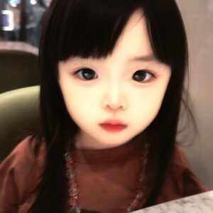 Riva Chang Instagram - 我相信很多滿三歲小孩的父母應該都很有同感！
明明在我們眼裡她就還是個小不拉幾的三歲小家伙啊！

但卻開始很注重他自己的服裝儀容要怎麼穿搭要用什麼配件要穿什麼款式？今天搭什麼鞋子？包括連他今天的心情要穿什麼風格都已經由他自己主宰了。

不得不說長大後的 #米苔目 是個很有想法，主見敏感的小孩！

但現階段三歲的他，我要對他獻上很多～感謝！
因為他開始學習會說很多的話，甚至用詞，但也還有著這個年紀該有的童年童語常常讓你～從好笑到無言😂

但…這時的他已經能夠開始表達，我有多愛媽媽多喜歡媽媽，他的世界就是～我跟他，狗狗，以及他的一些他自己取名字的娃娃！

生命中有了他！
真的讓我的人生變得很充實很有意義，也相對很快樂
真的很感謝老天爺在我看似從小什麼都失去，但現在有了她才是人生最大的得到❤️

他總是動不動就跟我演戲，一下子說他是公主一下子說他是醫生，我要配合的完全不馬虎，當然這也成為我們親子時光中最快樂的事情，小小的事情就可以讓我們兩個笑得天花亂墜，而且我覺得他很勇敢小時候我不善於表達我愛你，但他現在總是常常跟我說的「媽媽，我愛你」….說真的這樣的人生夫復何求真的足矣了❤️

也謝謝常常在路上遇到我們的每個人對著米苔目的稱讚，給我們母女的加油讓我們知道這世界其實還有很多風景是很美好的❤️

好了，我要跟大家分享一下，現在我只要跟米苔目說：來幫我拍照他就會同時說：媽媽我要很有態度的那一種於是乎就～呈現這樣子的各種擺拍！
我也不知道他哪裡學來的但他真的很厲害❤️

這家伙真叫人「不得不愛」❤️

他的衣服是這裡買的唷，如果你們想找的話～
@hellotherebabykids