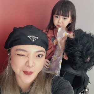 Riva Chang Instagram - 我相信很多滿三歲小孩的父母應該都很有同感！
明明在我們眼裡她就還是個小不拉幾的三歲小家伙啊！

但卻開始很注重他自己的服裝儀容要怎麼穿搭要用什麼配件要穿什麼款式？今天搭什麼鞋子？包括連他今天的心情要穿什麼風格都已經由他自己主宰了。

不得不說長大後的 #米苔目 是個很有想法，主見敏感的小孩！

但現階段三歲的他，我要對他獻上很多～感謝！
因為他開始學習會說很多的話，甚至用詞，但也還有著這個年紀該有的童年童語常常讓你～從好笑到無言😂

但…這時的他已經能夠開始表達，我有多愛媽媽多喜歡媽媽，他的世界就是～我跟他，狗狗，以及他的一些他自己取名字的娃娃！

生命中有了他！
真的讓我的人生變得很充實很有意義，也相對很快樂
真的很感謝老天爺在我看似從小什麼都失去，但現在有了她才是人生最大的得到❤️

他總是動不動就跟我演戲，一下子說他是公主一下子說他是醫生，我要配合的完全不馬虎，當然這也成為我們親子時光中最快樂的事情，小小的事情就可以讓我們兩個笑得天花亂墜，而且我覺得他很勇敢小時候我不善於表達我愛你，但他現在總是常常跟我說的「媽媽，我愛你」….說真的這樣的人生夫復何求真的足矣了❤️

也謝謝常常在路上遇到我們的每個人對著米苔目的稱讚，給我們母女的加油讓我們知道這世界其實還有很多風景是很美好的❤️

好了，我要跟大家分享一下，現在我只要跟米苔目說：來幫我拍照他就會同時說：媽媽我要很有態度的那一種於是乎就～呈現這樣子的各種擺拍！
我也不知道他哪裡學來的但他真的很厲害❤️

這家伙真叫人「不得不愛」❤️

他的衣服是這裡買的唷，如果你們想找的話～
@hellotherebabykids