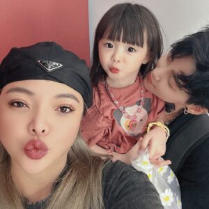 Riva Chang Instagram - 我相信很多滿三歲小孩的父母應該都很有同感！
明明在我們眼裡她就還是個小不拉幾的三歲小家伙啊！

但卻開始很注重他自己的服裝儀容要怎麼穿搭要用什麼配件要穿什麼款式？今天搭什麼鞋子？包括連他今天的心情要穿什麼風格都已經由他自己主宰了。

不得不說長大後的 #米苔目 是個很有想法，主見敏感的小孩！

但現階段三歲的他，我要對他獻上很多～感謝！
因為他開始學習會說很多的話，甚至用詞，但也還有著這個年紀該有的童年童語常常讓你～從好笑到無言😂

但…這時的他已經能夠開始表達，我有多愛媽媽多喜歡媽媽，他的世界就是～我跟他，狗狗，以及他的一些他自己取名字的娃娃！

生命中有了他！
真的讓我的人生變得很充實很有意義，也相對很快樂
真的很感謝老天爺在我看似從小什麼都失去，但現在有了她才是人生最大的得到❤️

他總是動不動就跟我演戲，一下子說他是公主一下子說他是醫生，我要配合的完全不馬虎，當然這也成為我們親子時光中最快樂的事情，小小的事情就可以讓我們兩個笑得天花亂墜，而且我覺得他很勇敢小時候我不善於表達我愛你，但他現在總是常常跟我說的「媽媽，我愛你」….說真的這樣的人生夫復何求真的足矣了❤️

也謝謝常常在路上遇到我們的每個人對著米苔目的稱讚，給我們母女的加油讓我們知道這世界其實還有很多風景是很美好的❤️

好了，我要跟大家分享一下，現在我只要跟米苔目說：來幫我拍照他就會同時說：媽媽我要很有態度的那一種於是乎就～呈現這樣子的各種擺拍！
我也不知道他哪裡學來的但他真的很厲害❤️

這家伙真叫人「不得不愛」❤️

他的衣服是這裡買的唷，如果你們想找的話～
@hellotherebabykids