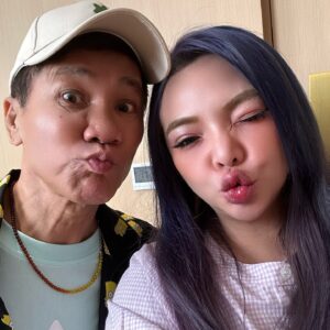 Riva Chang Instagram - 結束了幾天在 #福州  的直播行程！
一樣是充滿愛的團隊❤️
像家人們的戰隊❤️
感謝福州這個～有福之州！！

現在我們即將前往下一個城市為大家效命！
繼續帶給大家更多溫暖與歡樂❤️

現在我們即將前往 #廈門 也期待有機會與大家相遇！
現在開始的每一次都很期待會到那裡與大家見面，帶給大家不同的美景跟故事！

也請大家多多支持我們～也恭喜我們昨天又
 #爆單啦 🎉

謝謝米苔目的乾阿公一路的照顧 @lei.wang 

另外我的兩件衣服都是來自～
@ob_design  @ob_cloudgirl 
棉花糖女孩的天堂👍🏿
