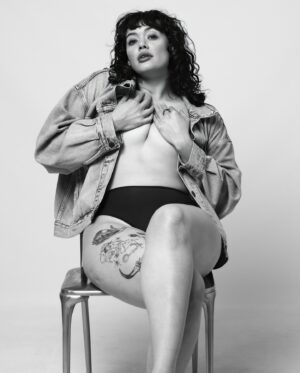 Rivkah Reyes Instagram - I’ve been told I give good chair
📸: @mirror.la