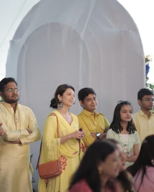 Riya Deepsi Instagram - Beautiful moments captured at a beautiful wedding @ratnesh13 @pranjul__1411 ✨✨💕
Yaar ki shaadi be like 😁
#love#friendship#fun#wedding#explore#bigfatindianwedding#light#blessing#explore#riyadeepsi