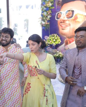 Riya Deepsi Instagram - Beautiful moments captured at a beautiful wedding @ratnesh13 @pranjul__1411 ✨✨💕
Yaar ki shaadi be like 😁
#love#friendship#fun#wedding#explore#bigfatindianwedding#light#blessing#explore#riyadeepsi