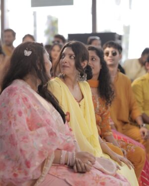 Riya Deepsi Instagram - Beautiful moments captured at a beautiful wedding @ratnesh13 @pranjul__1411 ✨✨💕
Yaar ki shaadi be like 😁
#love#friendship#fun#wedding#explore#bigfatindianwedding#light#blessing#explore#riyadeepsi