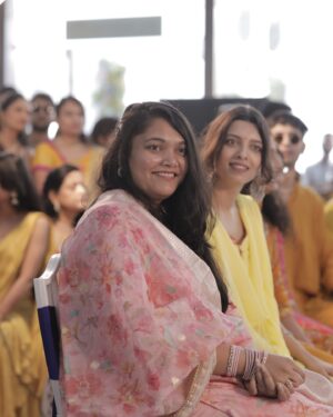 Riya Deepsi Instagram - Beautiful moments captured at a beautiful wedding @ratnesh13 @pranjul__1411 ✨✨💕
Yaar ki shaadi be like 😁
#love#friendship#fun#wedding#explore#bigfatindianwedding#light#blessing#explore#riyadeepsi