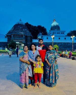 Riya Dey Instagram - Jaga darshan with Family ❤️🌎
ଜୟ ଜଗନ୍ନାଥ🙏🏻😇
